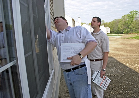 Builder and Man Inspect Side of Home_Stock ImagesConstructioniStock_000001642024Medium.jpg